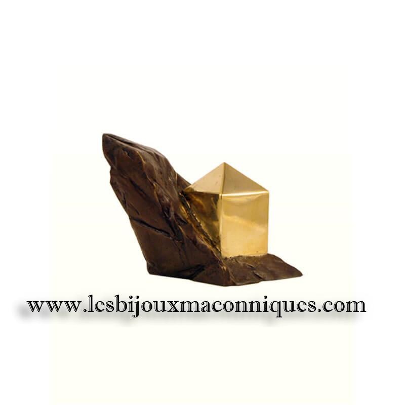 statue pierre cubique a pointe dorée bronze compagnon